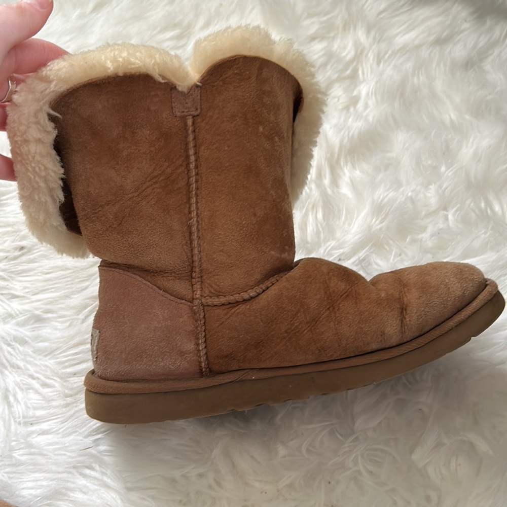 Button UGGS - Picture 3 of 11
